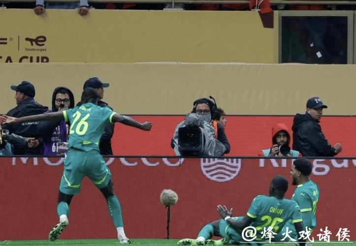 比赛一度中断!非洲杯决赛上演“罢赛闹剧” 比赛一度中断!非洲杯决赛上演“罢赛闹剧”
