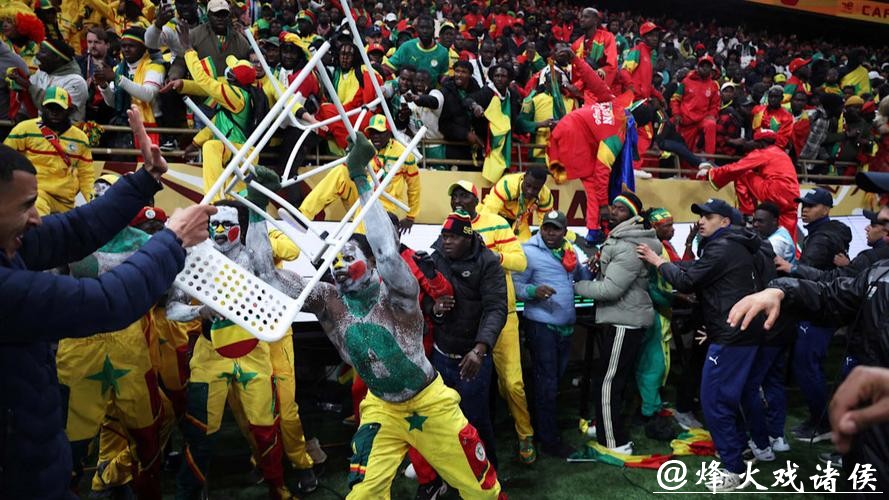 比赛一度中断!非洲杯决赛上演“罢赛闹剧” 比赛一度中断!非洲杯决赛上演“罢赛闹剧”