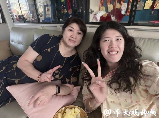 李盈莹返回天津！妈妈陪伴康复，戴眼镜显呆萌，追剧享受美食